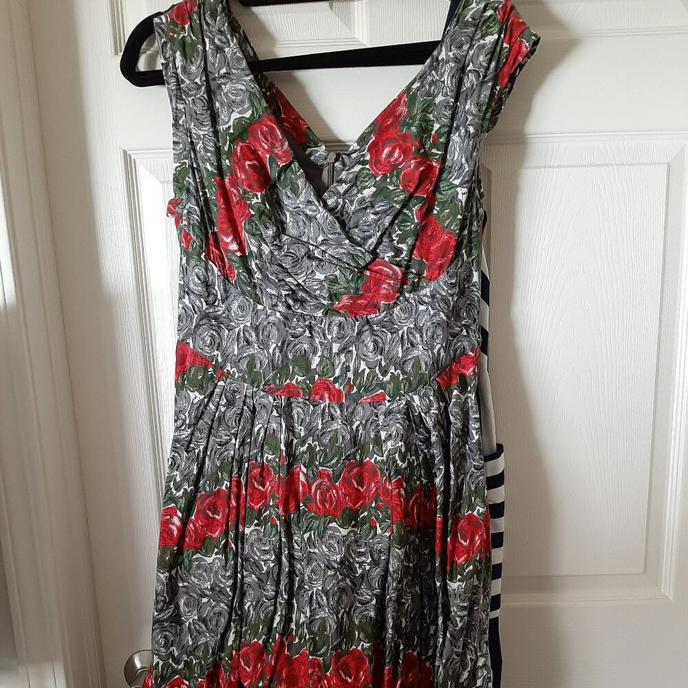 Emily and Fin Florence roses dress, size large, needs new zipper